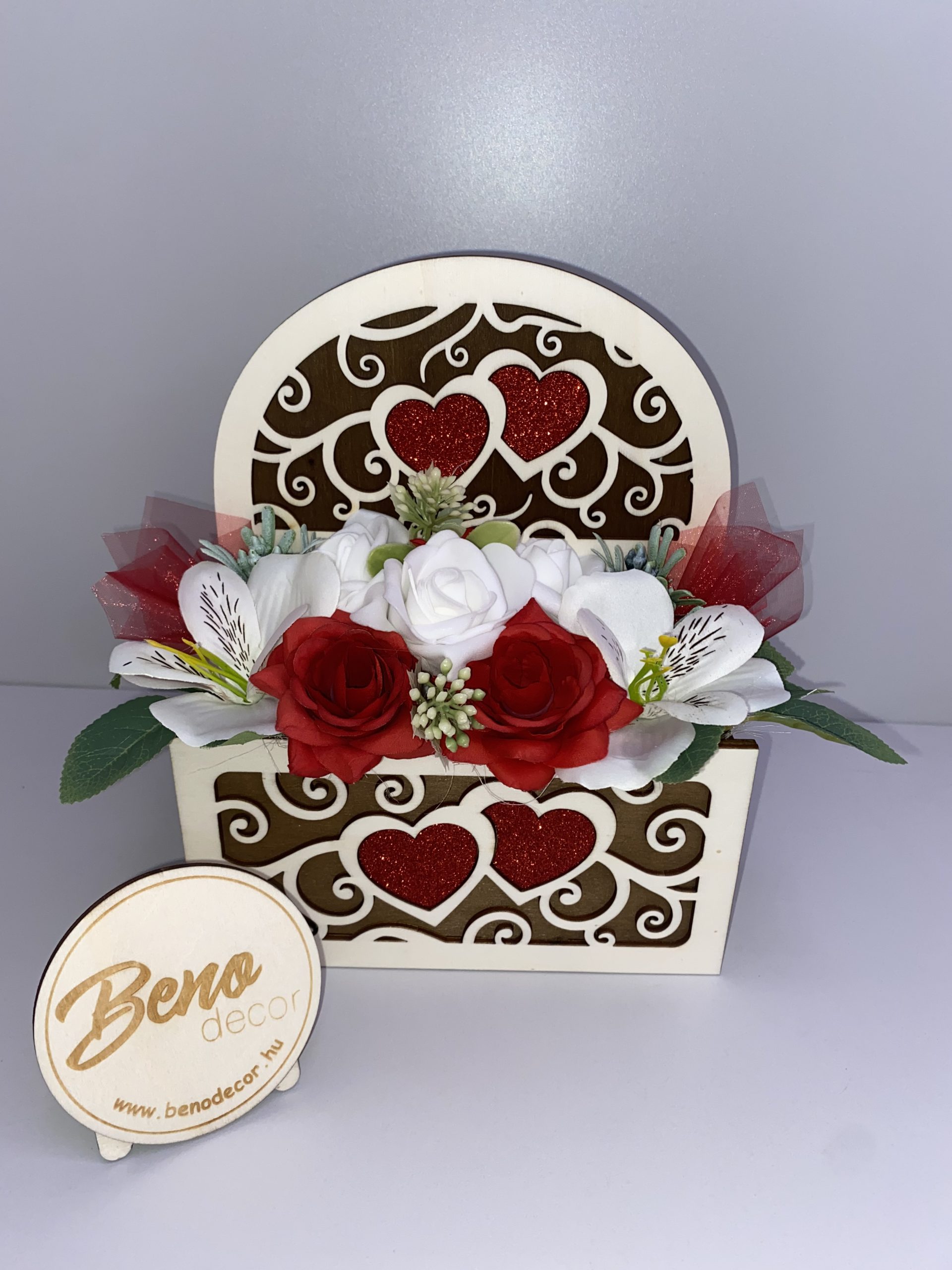 Szív alakú dekor doboz művirággal