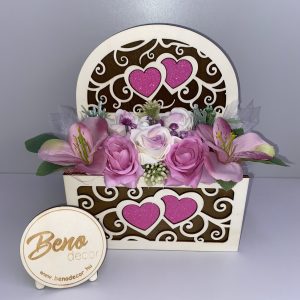 Kézzel készített ajándék virágdísszel - rózsaszín virágokkal