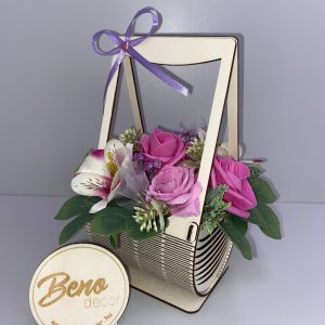 Fa virágos ajándékkosár – egyedi dísz ajándék nőknek