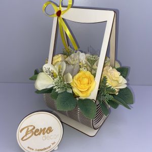 Sárga rózsás fa virágkosár – dekor ajándék anyák napjára