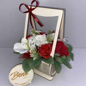 Virágos ajándékkosár – piros-fehér örök dekoráció