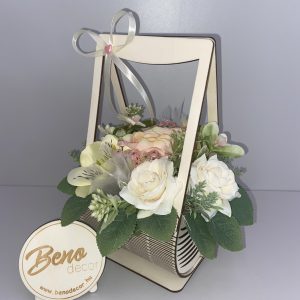 Tavaszi virágos ajándékkosár – krémszínű asztaldísz