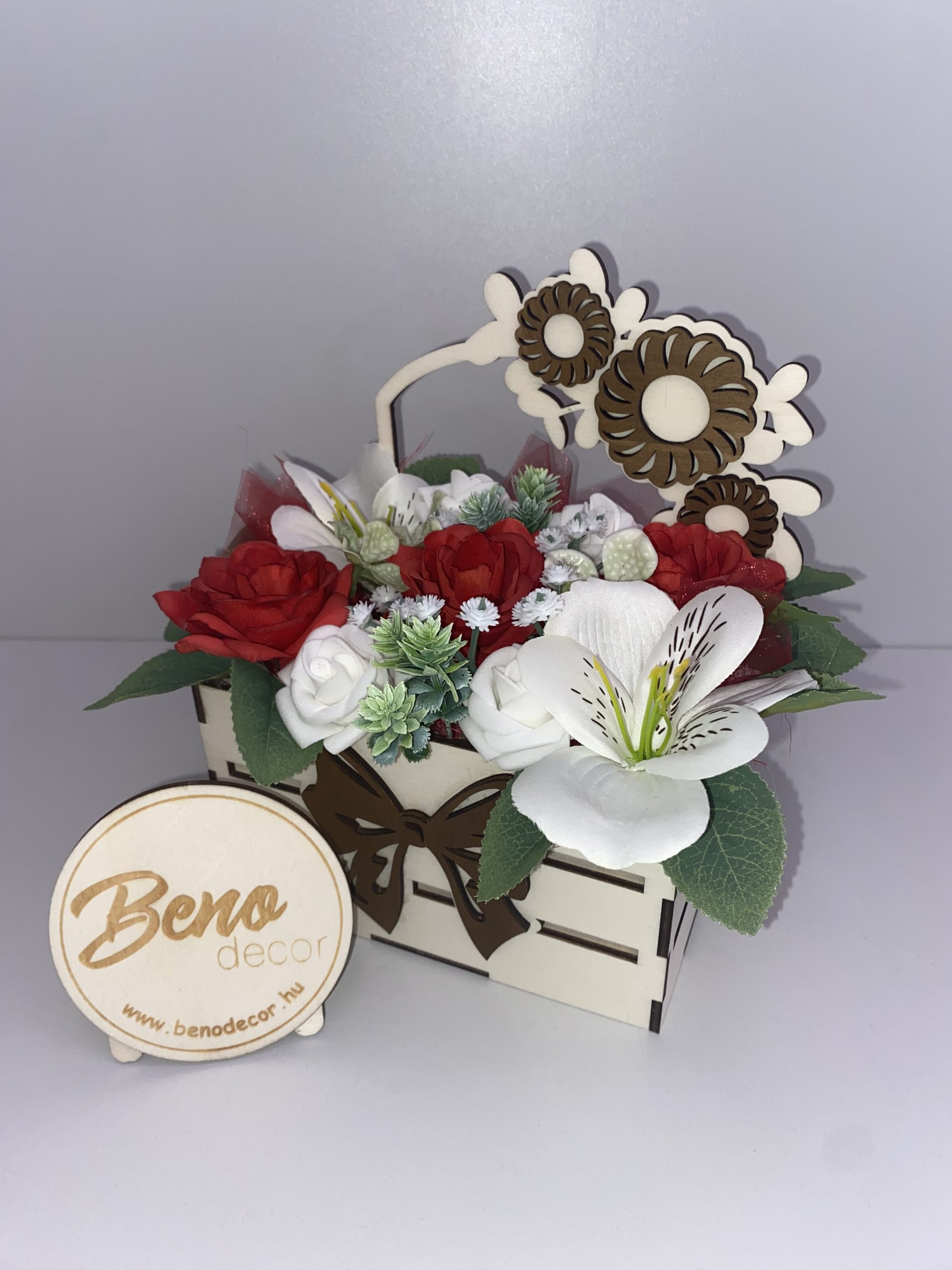 Fa virágos kosár – piros-fehér selyemvirág ajándékdoboz