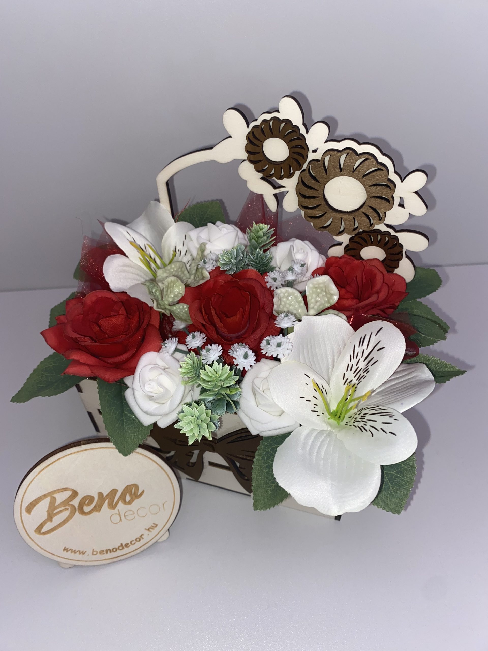 Fa virágos kosár – piros-fehér selyemvirág ajándékdoboz - Image 2