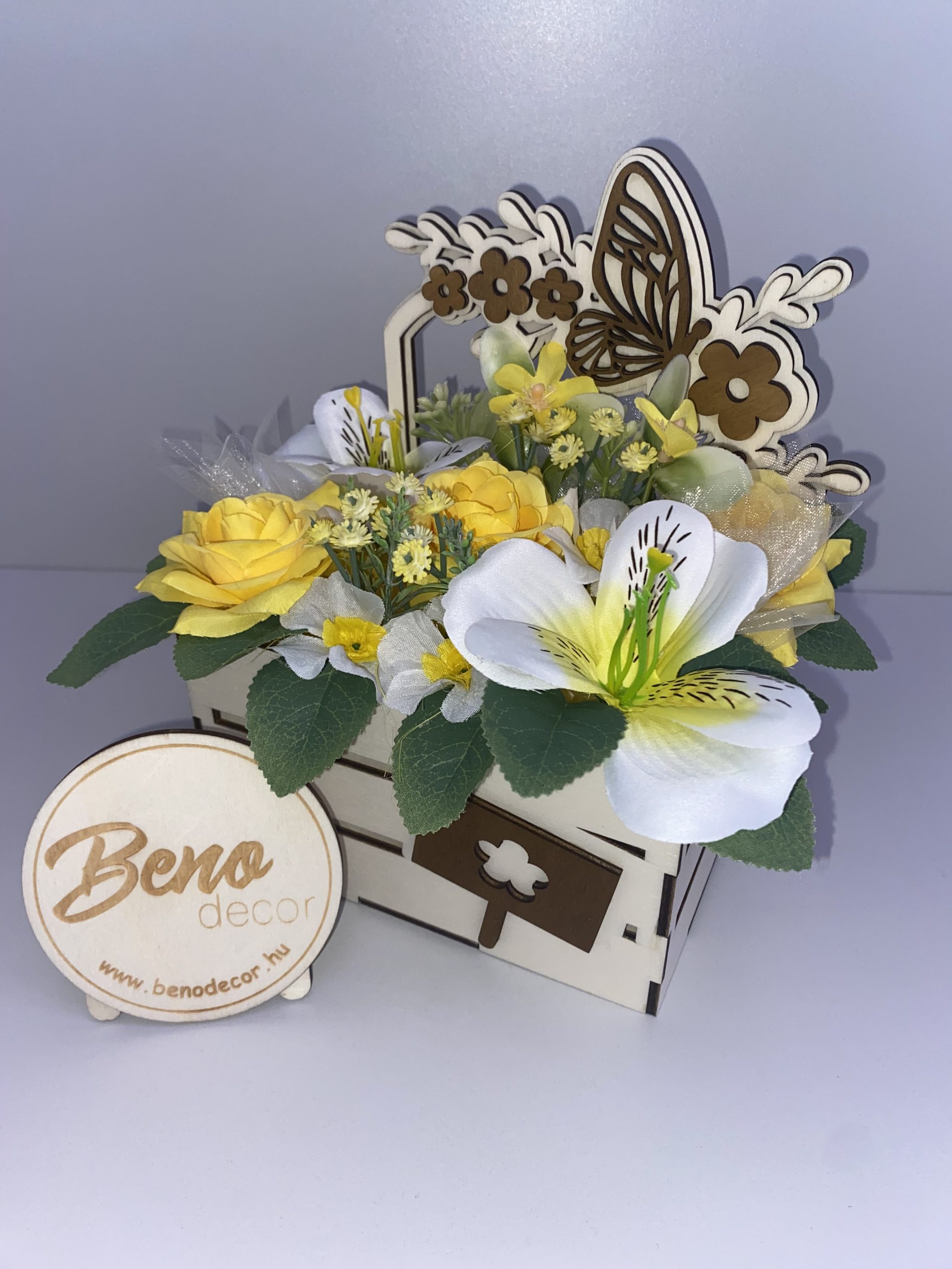 Sárga virágos ajándékkosár fából – selyemvirág kompozícióval
