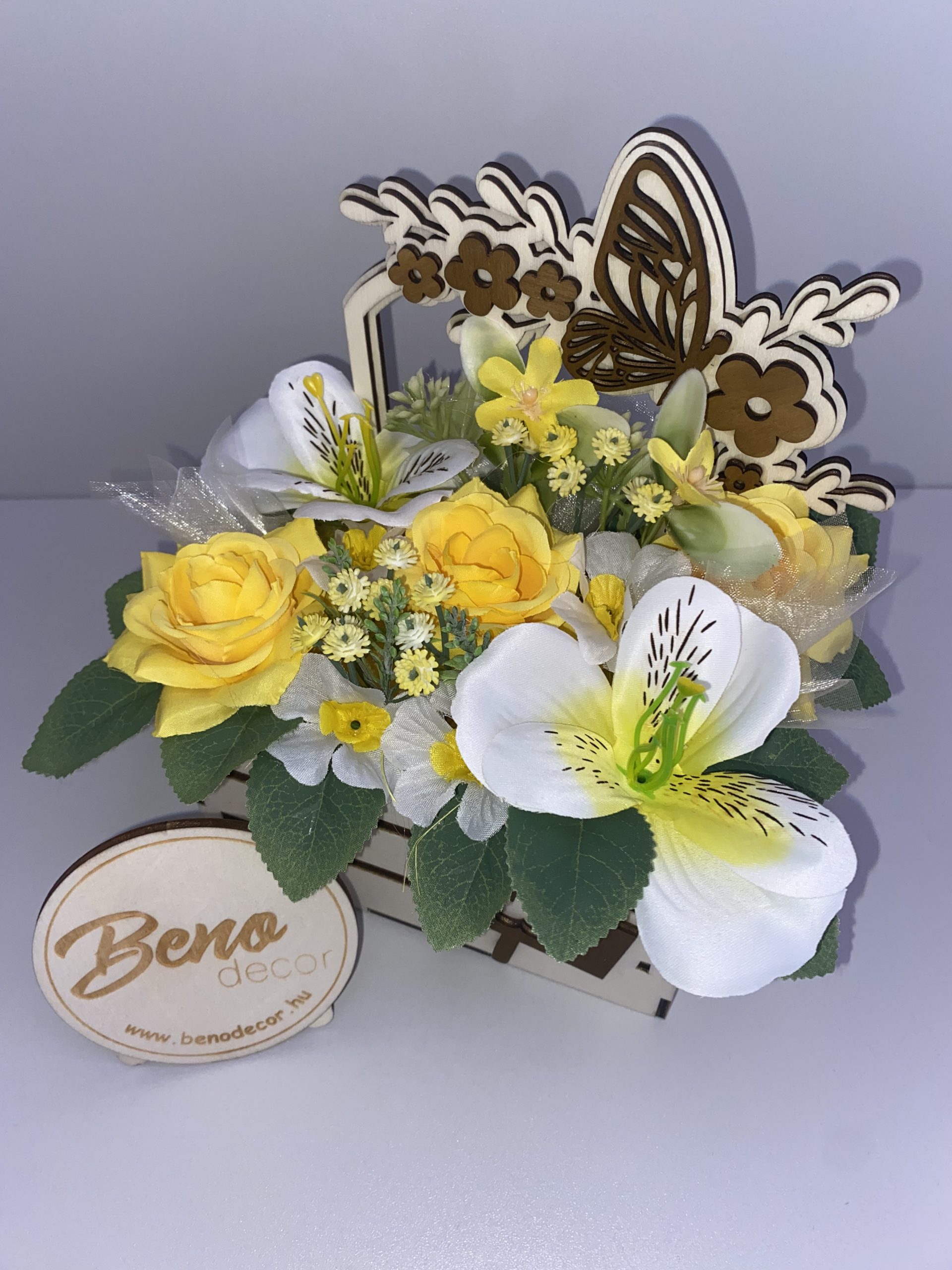 Sárga virágos ajándékkosár fából – selyemvirág kompozícióval - Image 2