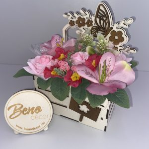 Rózsaszín virágos ajándékdoboz – selyemvirág kompozícióval