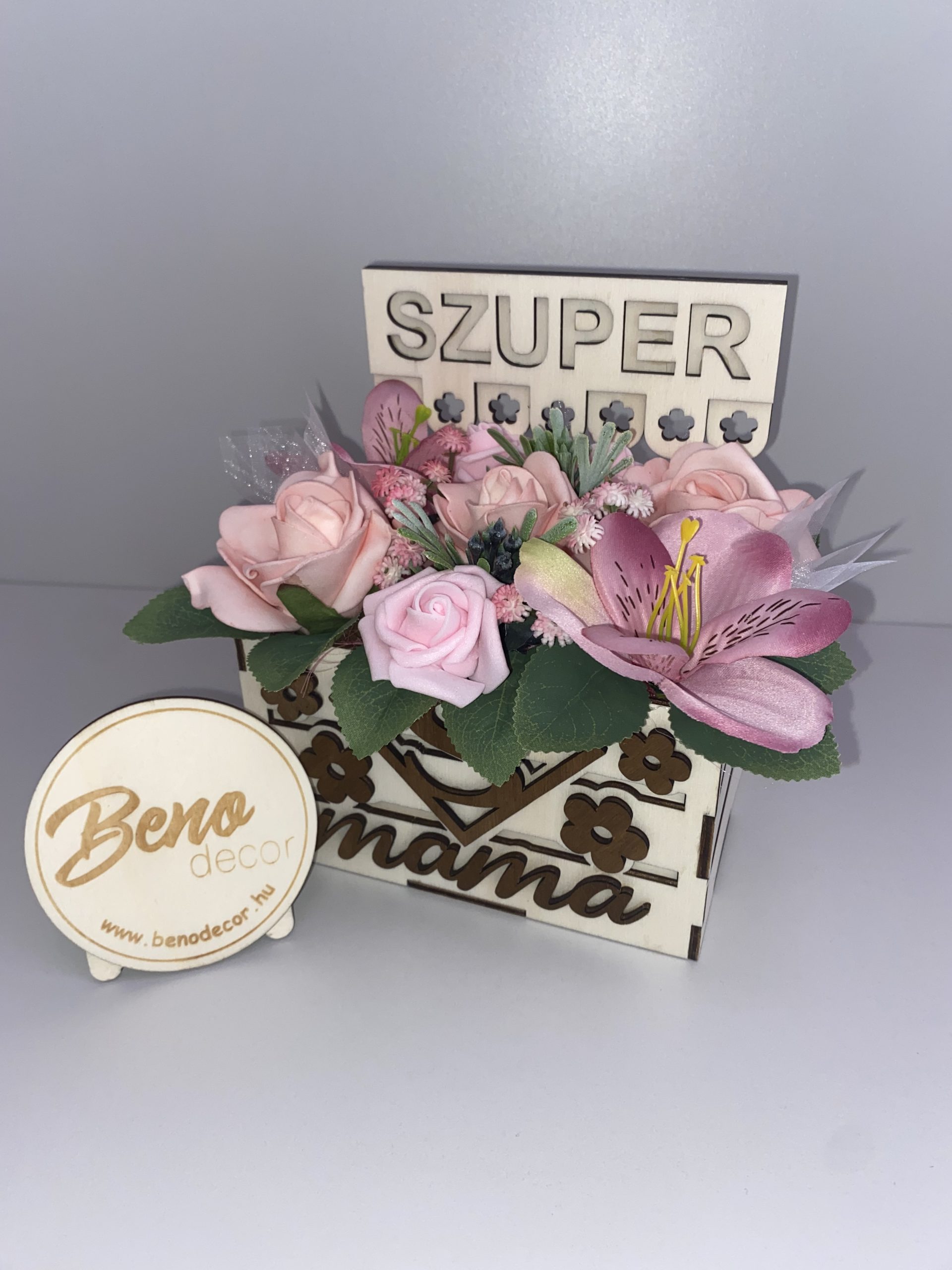 „Szuper Mama” fa virágdoboz – rózsaszín selyemvirág ajándék