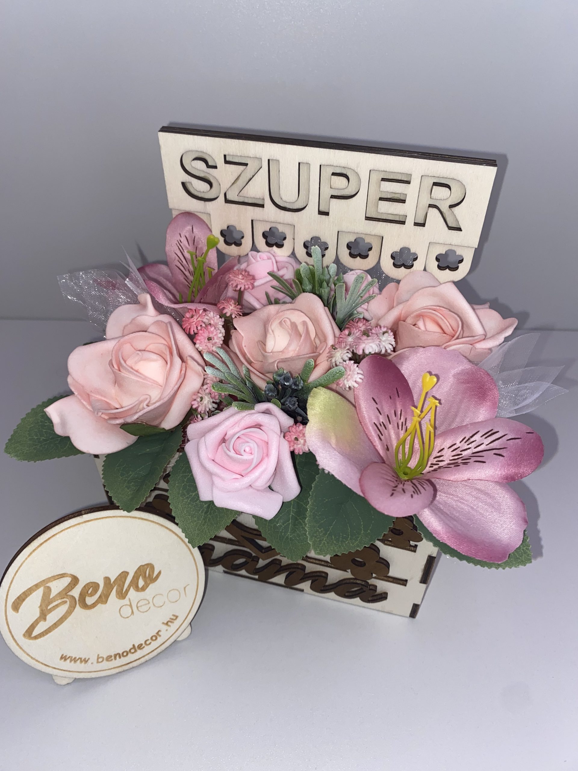 „Szuper Mama” fa virágdoboz – rózsaszín selyemvirág ajándék - Image 2