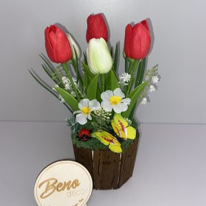 Tavaszi tulipános asztaldísz kaspóban – pillangó és katica dekorral