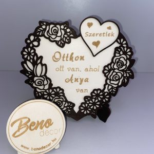 Szív alakú fa dekor „Otthon ott van, ahol Anya van”
