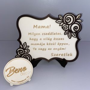 Gravírozott tábla „Mama” felirattal